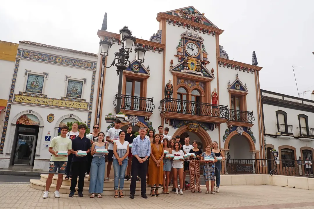 Entrega de los Kit tecnológicos de manos del alcalde Carmelo Romero