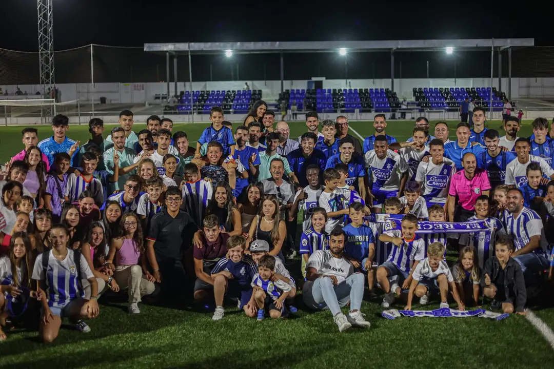 Foto de familia tras el amistoso entre el Herrerías y el Recre.