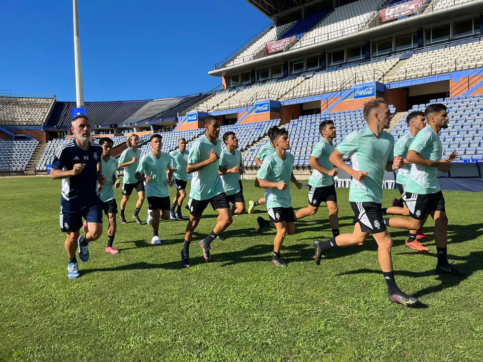 Abel Gómez corre junto a sus jugadores.