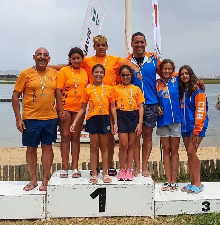 El equipo onubense posa en el podium en el Algarve portugués