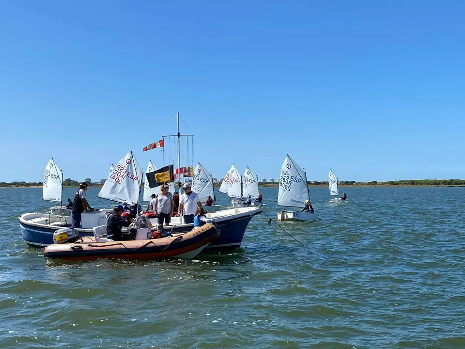 Unos treinta barcos disputaron la regata.