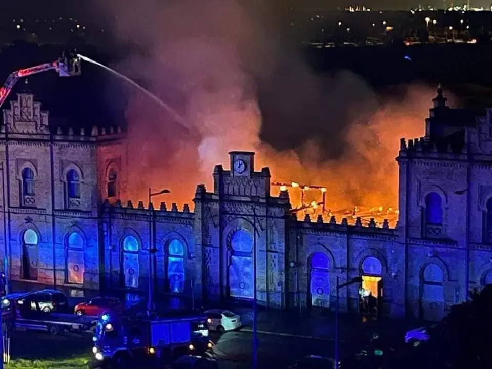 Momento en el que intervienen los bomberos en su intento de sofocar el fuego