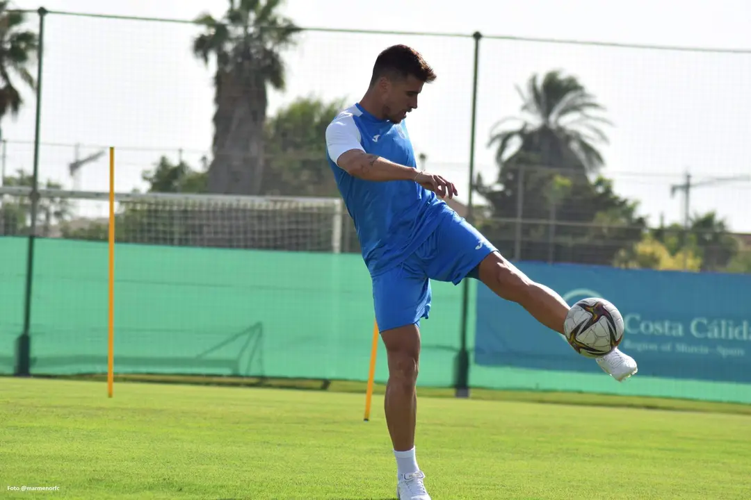 Dani Aquino entrenando con el Mar Menor.