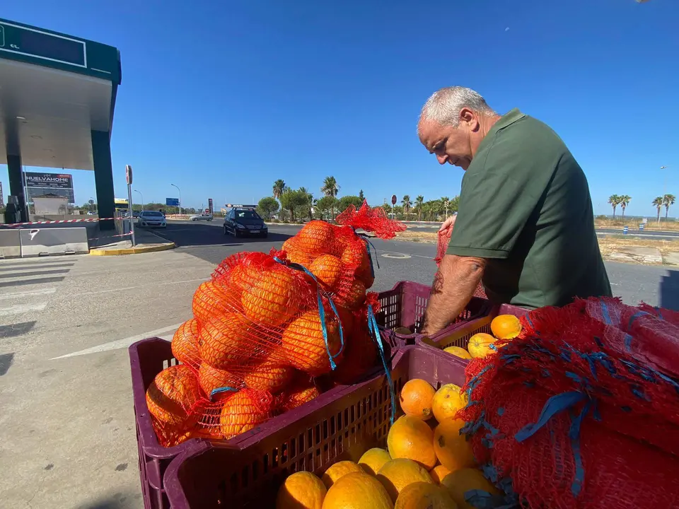 Uno de los trabajadores de frutas Gallardo regalando naranjas a los viandantes