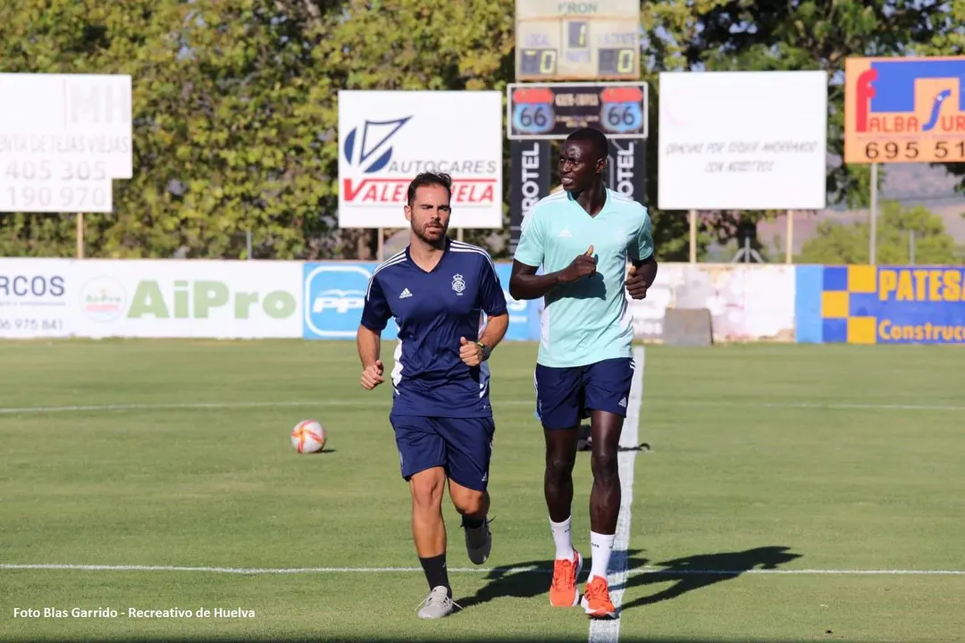 Mbaye ejercitándose en el Antonio Barbadillo de Arcos.