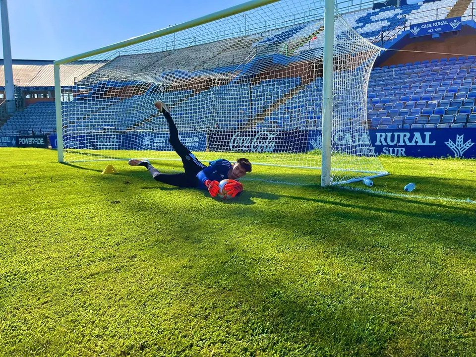 Arián Victores en un entreno del Recreativo de Huelva.