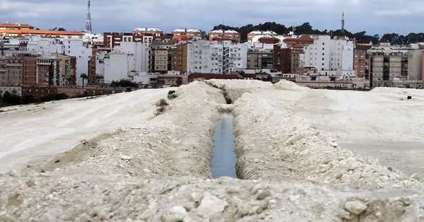 Primer plano de las balsas, con la ciudad al fondo.