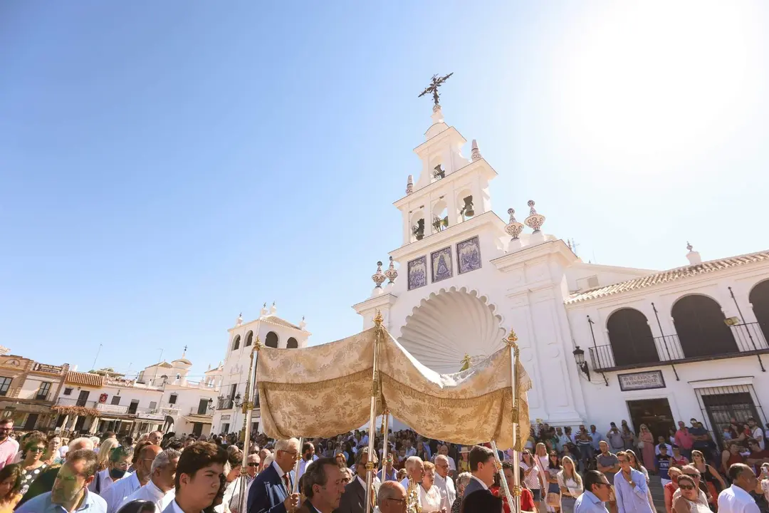 La procesión, a las puertas del Santuario.