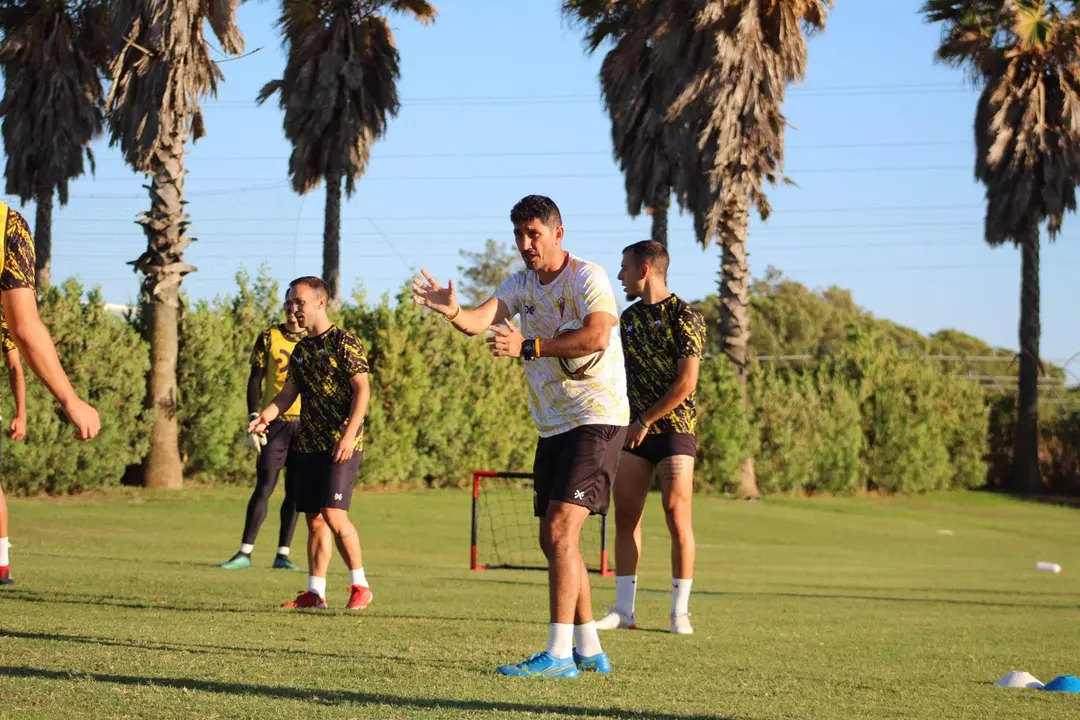 Pavón dirige un entreno del San Roque de Lepe.