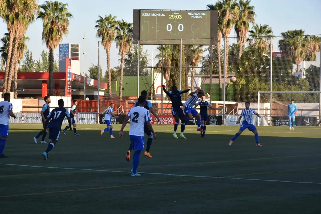 Lance del partido entre el Montijo y el Recre.