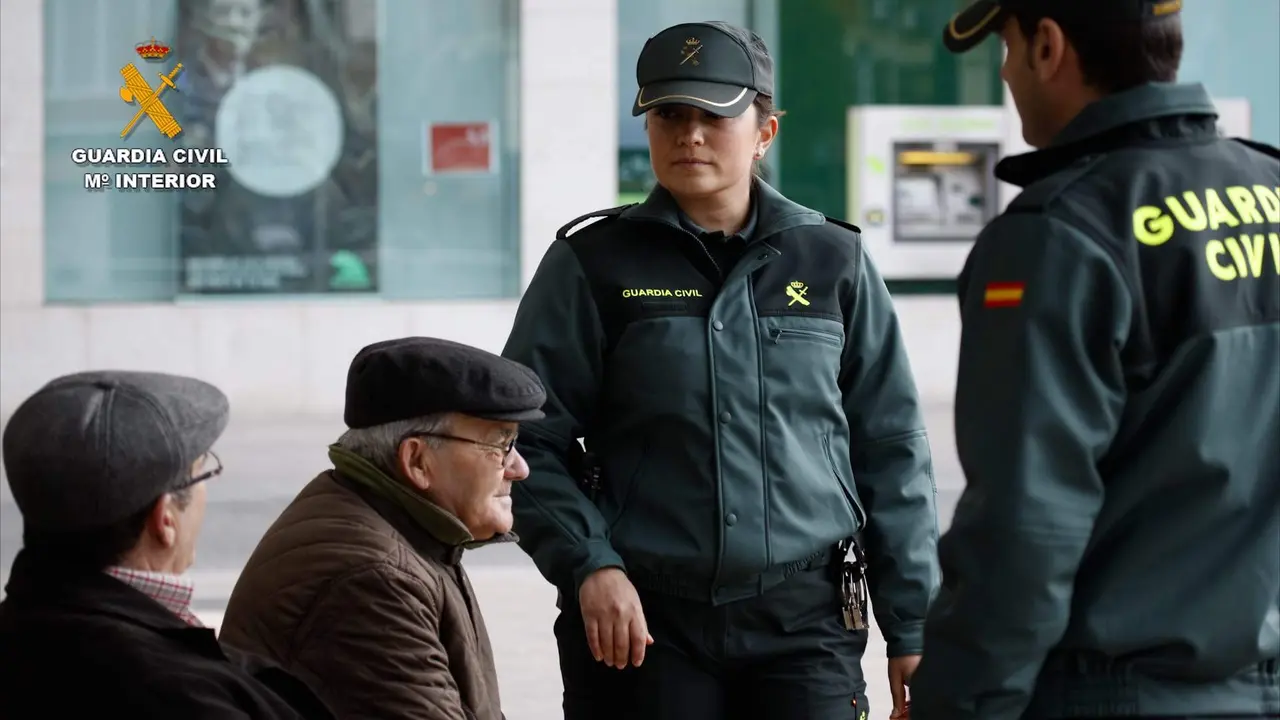 Guardia Civil con mayores