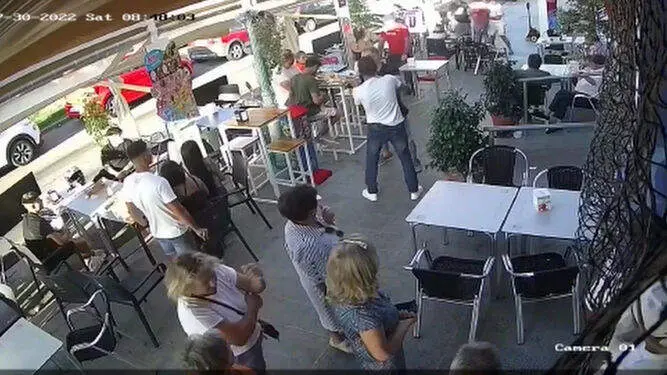 Frame del momento en el que los dos hombres se enzarzan en la pelea.