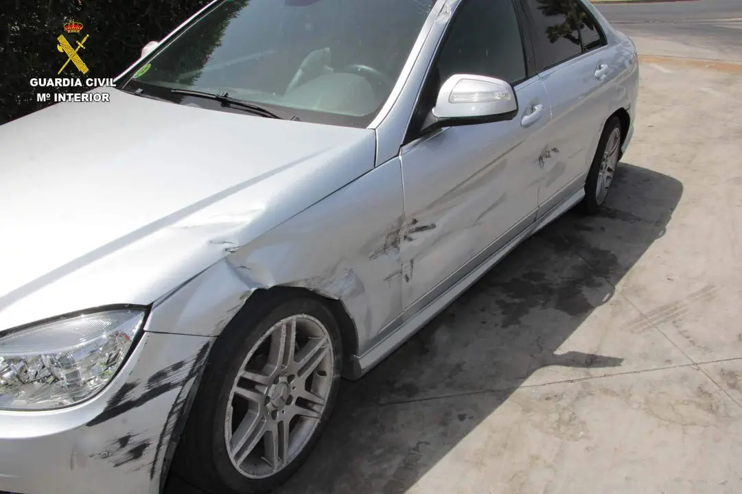 Coche dañado por los golpes.