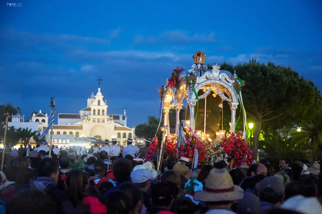 Imagen de la Hermandad de Huelva llegando a la aldea. Foto de Alberto Parejo