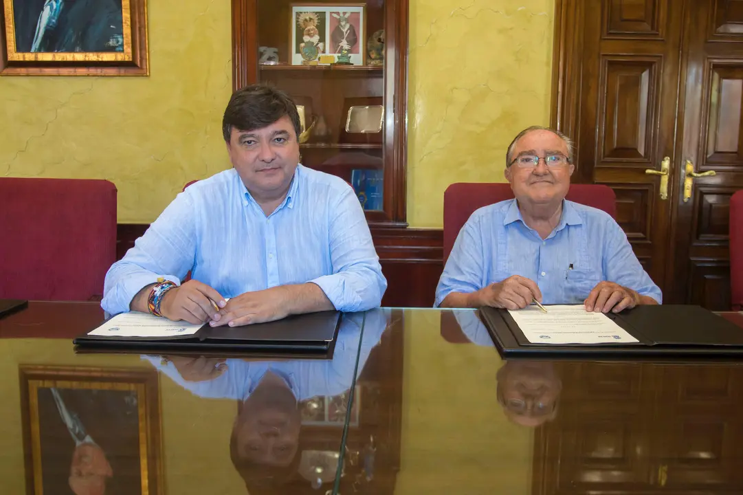 Momento de la firma entre el Ayuntamiento y la ONG