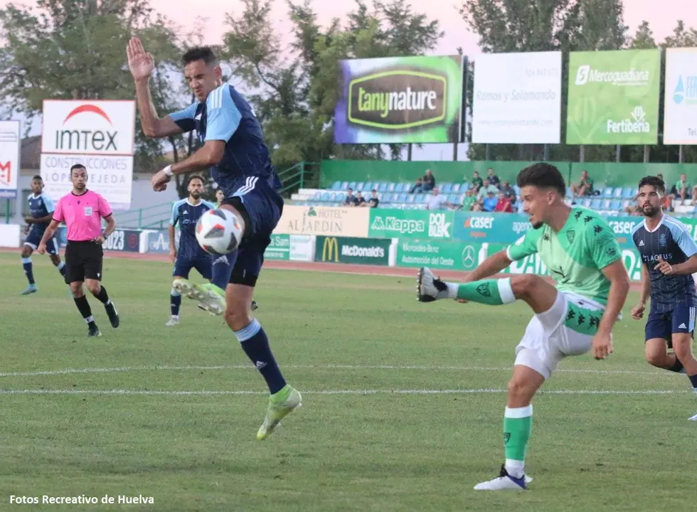 Lance del partido entre el Villanovense y el Recre.