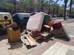 Muebles amontonados en una calle de la capital.
