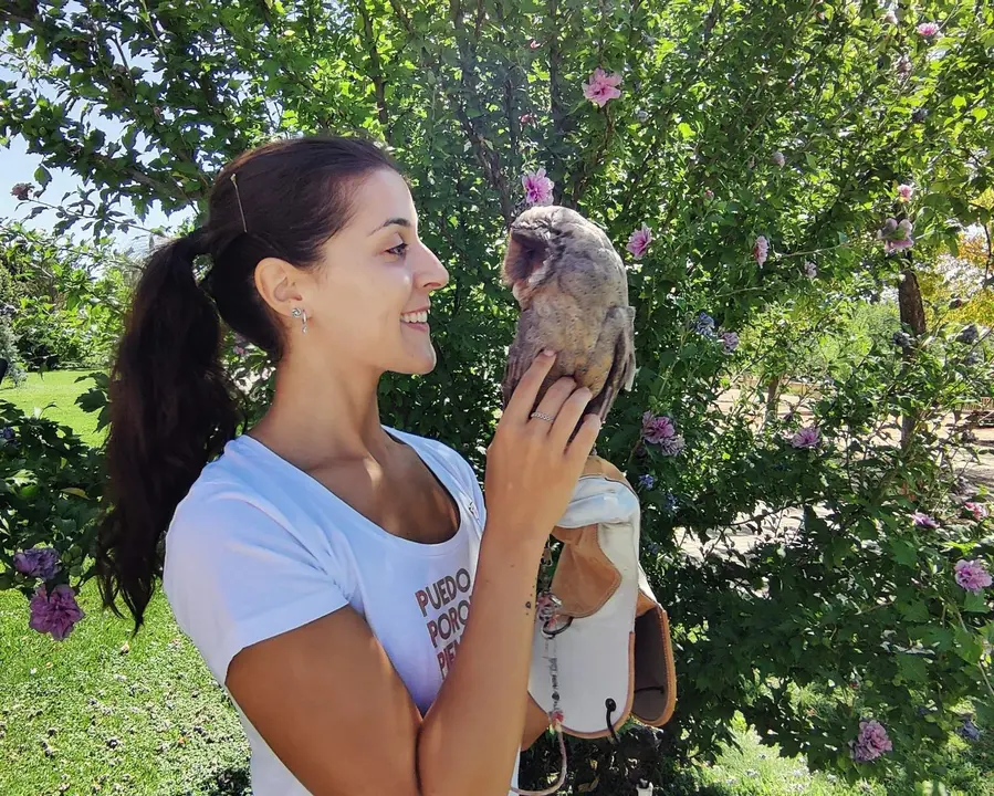 Carolina Marín con una mascota.