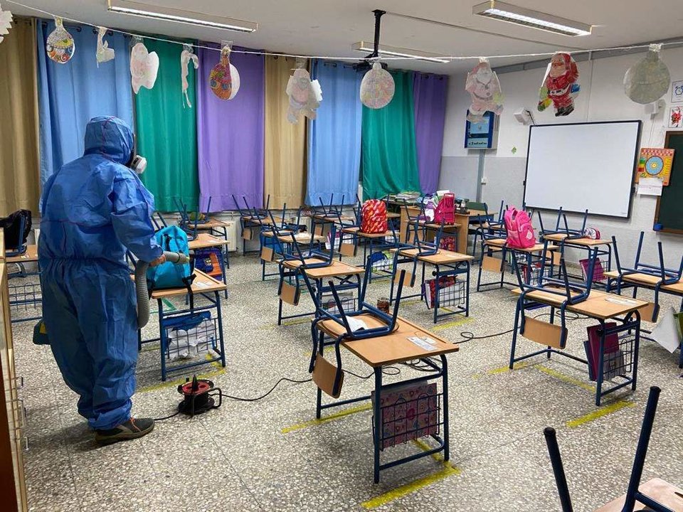 Limpieza de aula antes de la entrada del alumnado.
