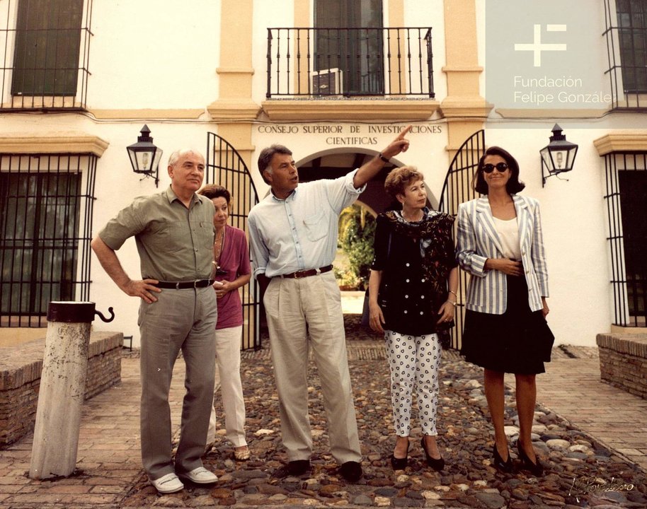 Gorbachov y Raisa junto a González y Carmen Romero, en Doñana.
