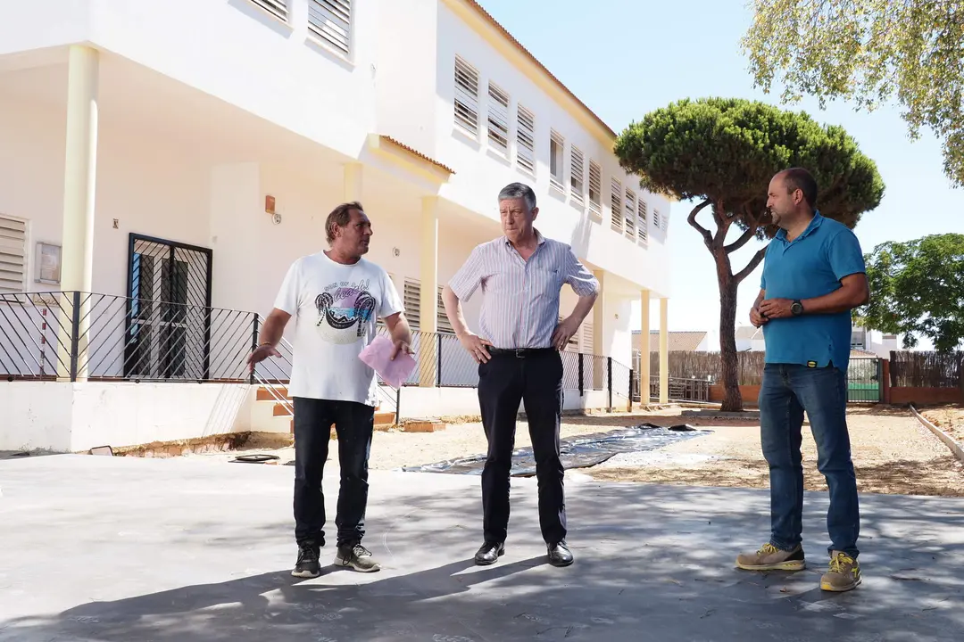 El alcalde, Carmelo Romero, visita el colegio palermo