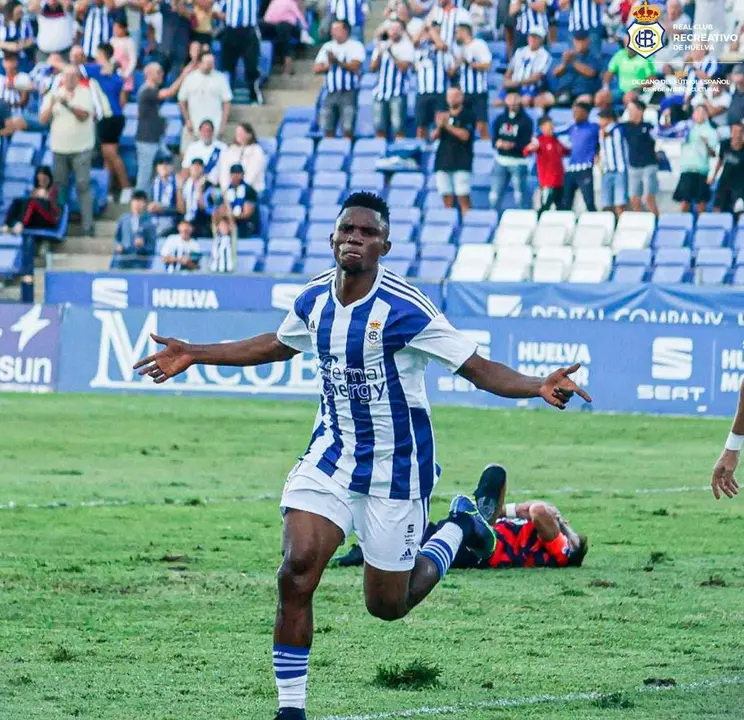 Peter tras marcar el primer gol del Recre en la nueva temporada.