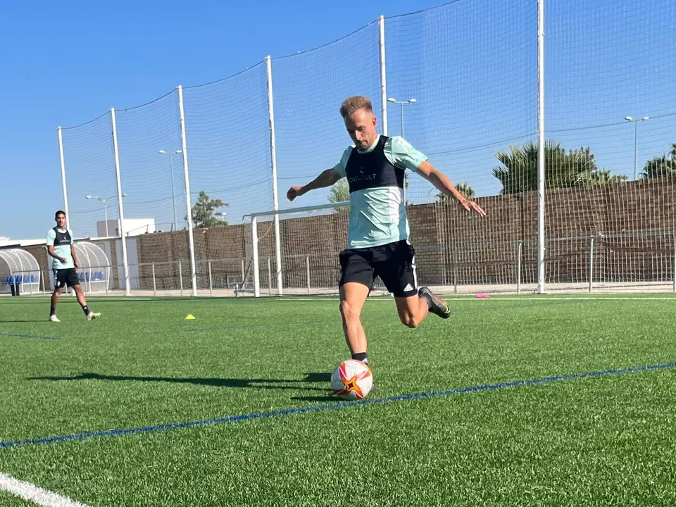 Víctor Morillo entrenando con el Recreativo de Huelva.