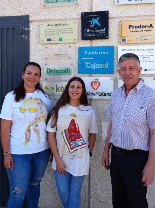 El alcalde, Carmelo Romero, junto a una alumna