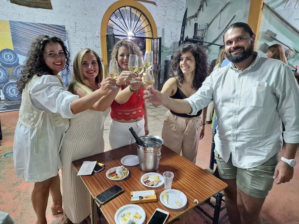 Visitantes brindan con vino de La Palma