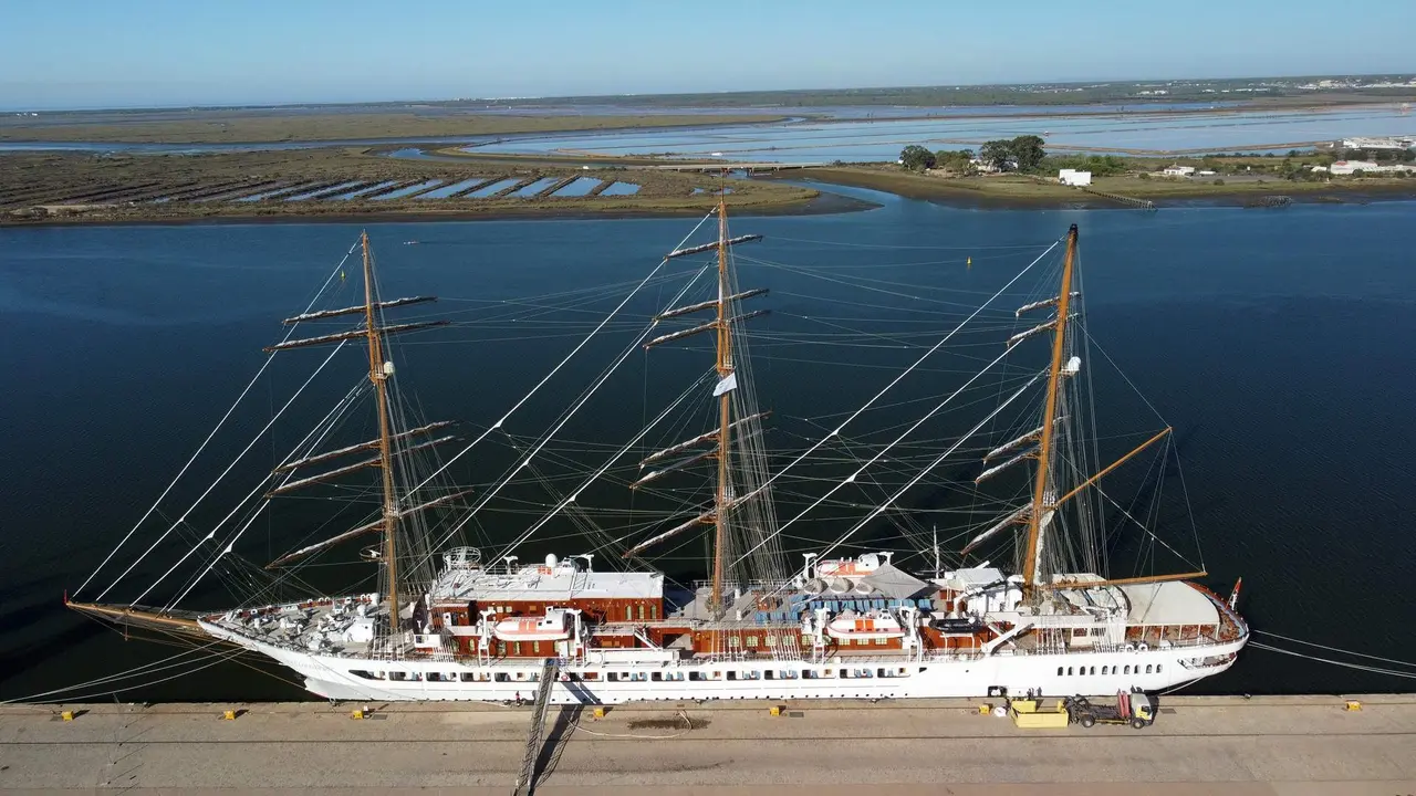 Panorámica del velero con la ría de Huelva como telón de fondo