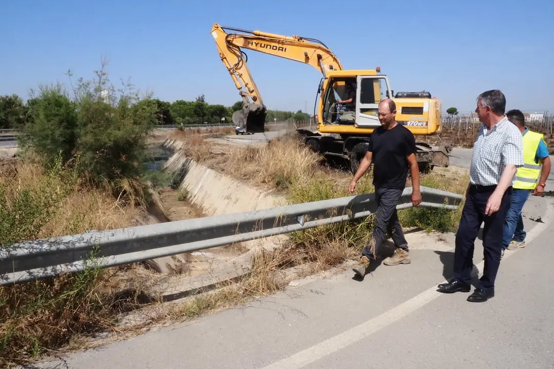 El Ayuntamiento limpia los arroyos preparándose para la temporada de lluvia