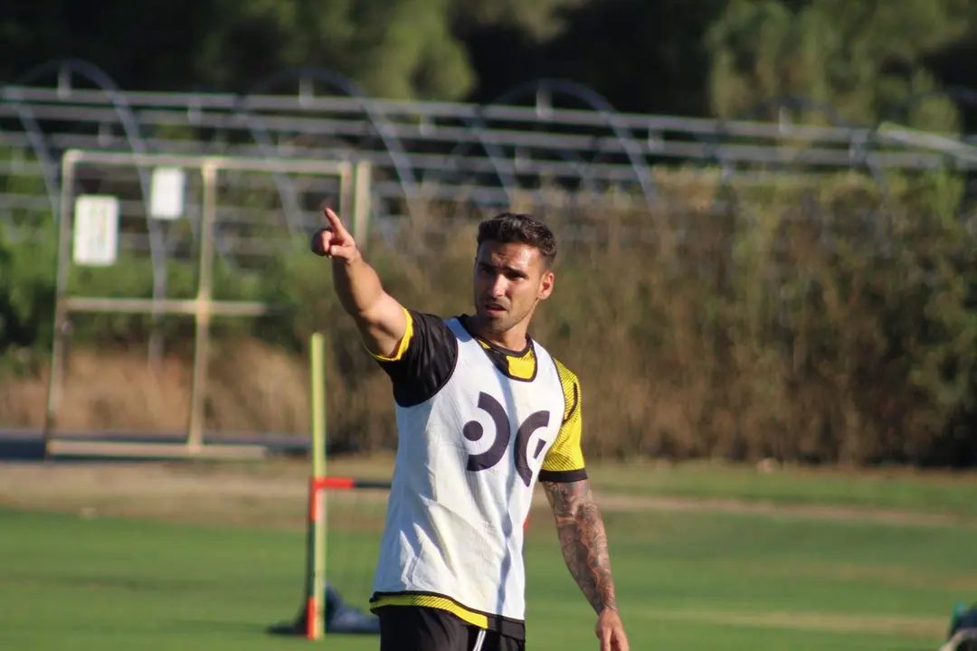 Iván Robles marca el camino al San Roque.