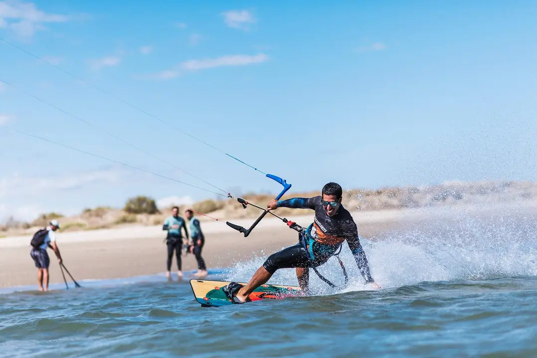 Isla Canela se ha convertido en un lugar de referencia para quienes desean practicar el Windsurf