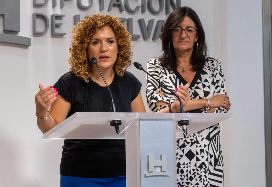 La presidenta de la Diputación junto a la Rectora de la Universidad de Huelva