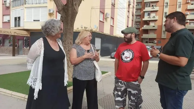 Mónica Rossi con integrantes de la Plataforma de colectivos del Higueral y con Marcos Toti, con el salón de juegos por abrir detras