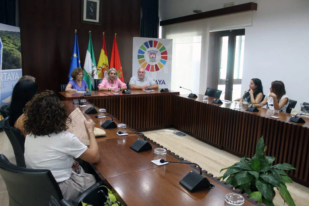 Reunión de la alcaldesa con los monitores de educación infantil