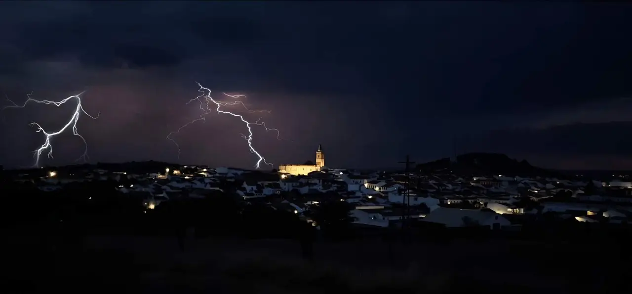 La tormenta, sobre Calañas, esta noche.