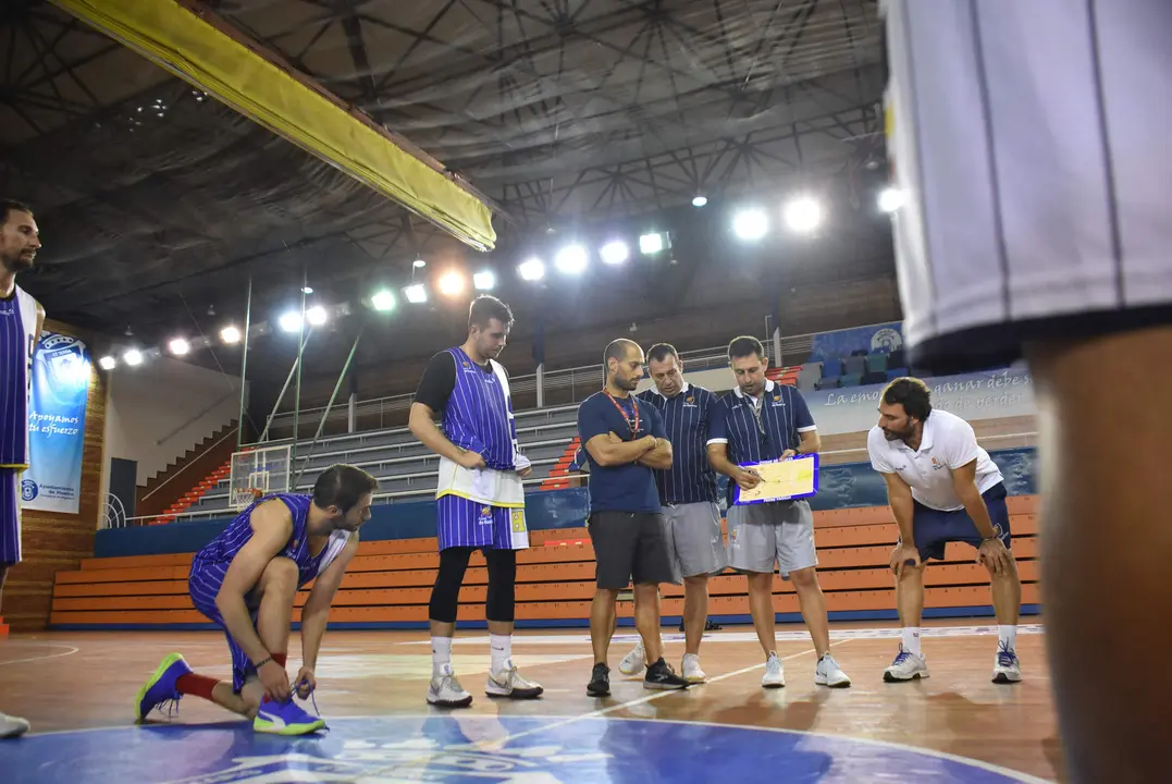 Pedro Vadillo entrenando al Ciudad de Huelva.