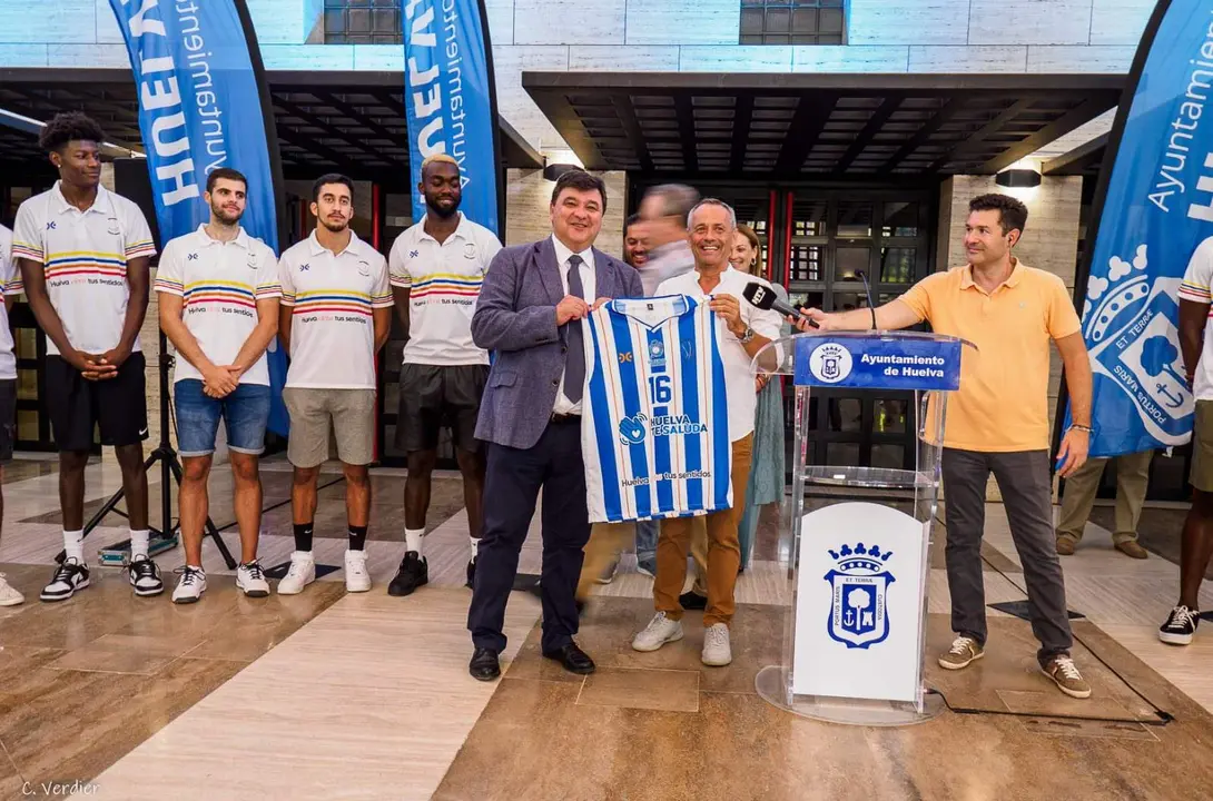 La nueva equipación albiazul el Enrique Benítez.