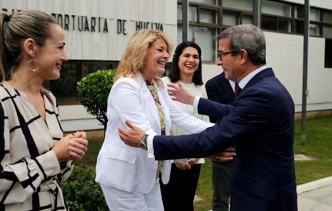 Visita consejero Politica Industrial al Puerto de Huelva, donde fue recibido por Pilar Miranda.