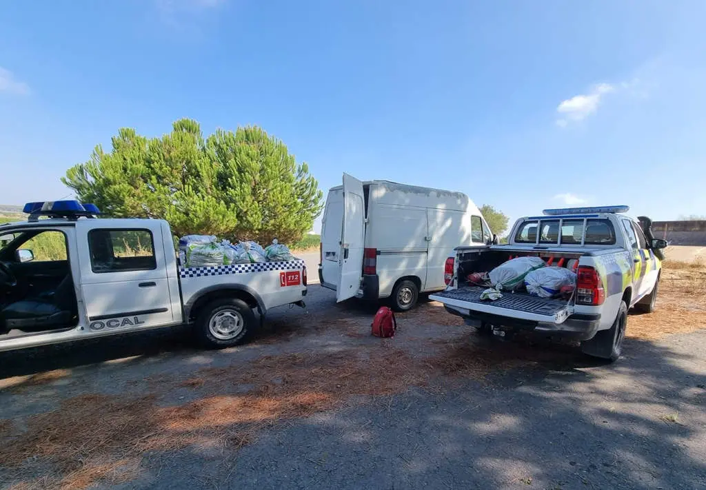 Momento en el que la Policía y la Guardia Civil se incautan de 550 kilos de Piña