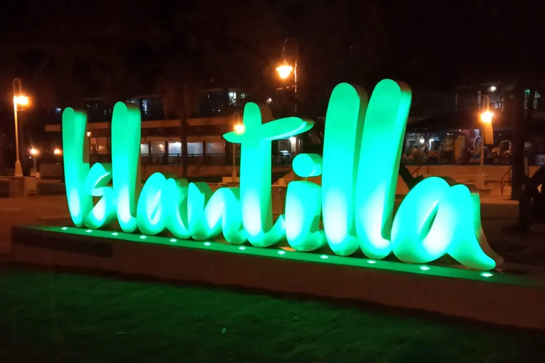 Rótulo Islantilla iluminado en verde