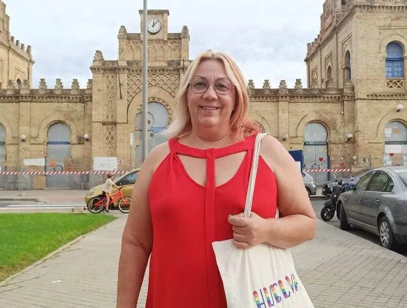 Mónica Rossi frente a la antigua estación de tren