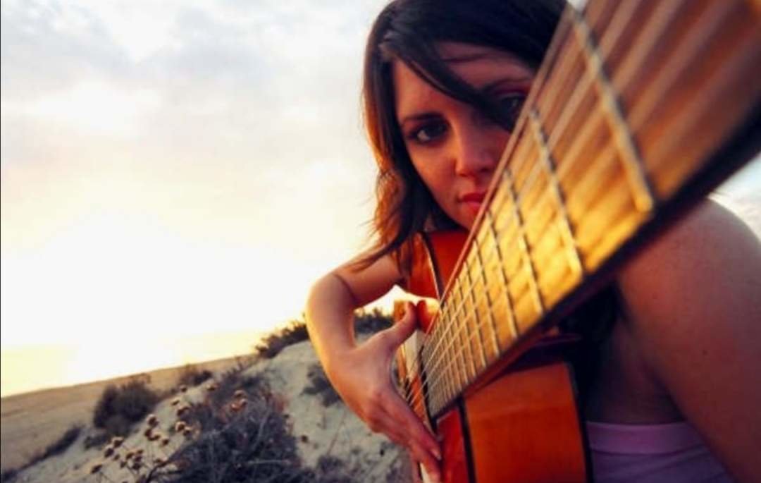 Raquel Rendón posa con una guitarra