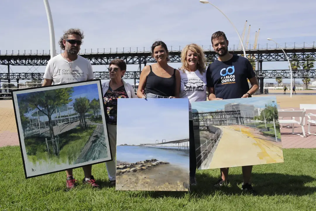 Fotografía de los ganadores del Certamen con la presidenta del Puerto, Pilar Marín.