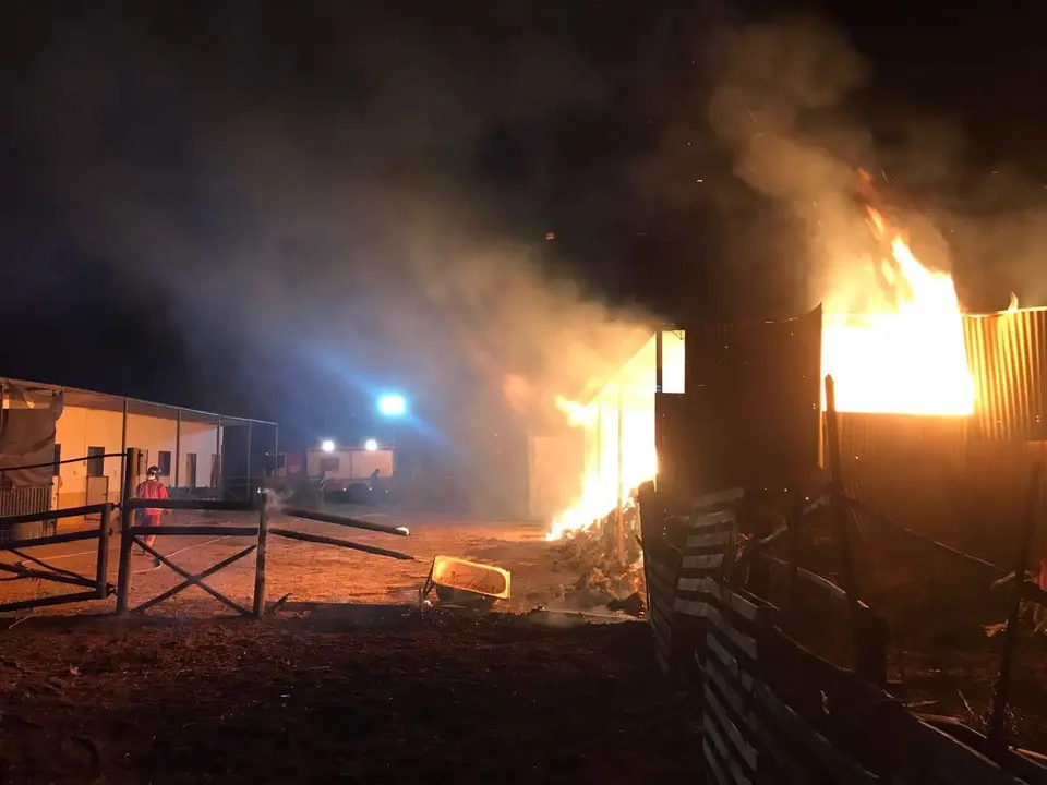 Los bomberos se despliegan mientras las cuadras se ven sacudidas por las llamas