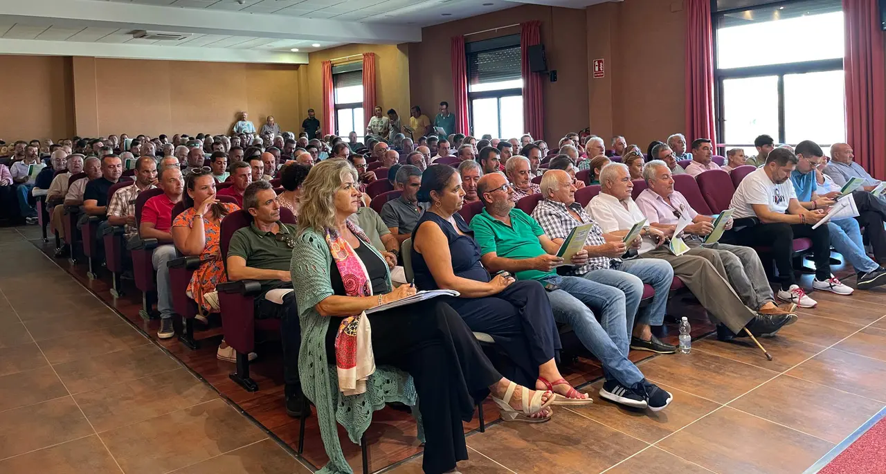 Asamblea de regantes de El Fresno para poner en marcha medidas de ahorro por sequía.