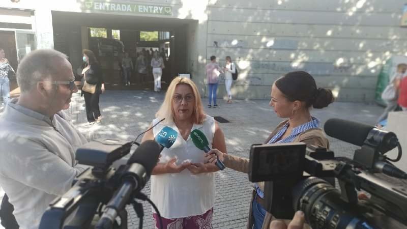 Mónica Rossi a las puertas de la estación de autobuses de Huelva
