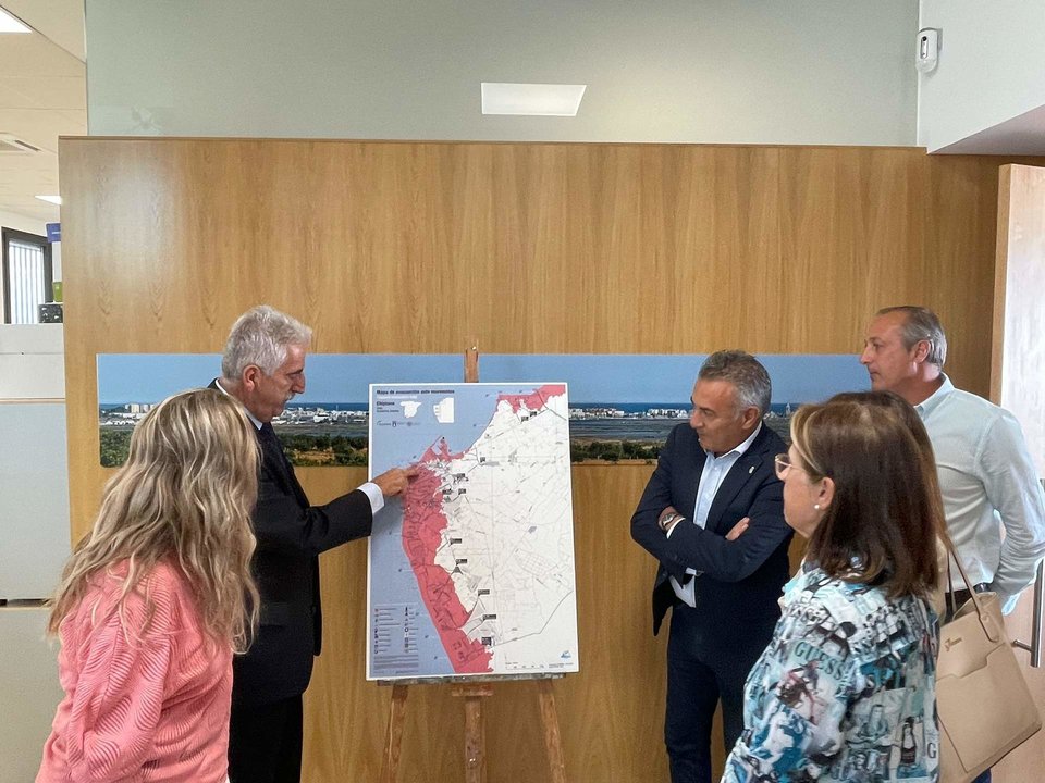 El alcalde de Chipiona explica a los ediles del resto de Ayuntamiento el proyecto sobre mapa