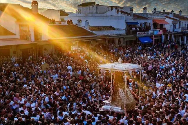 Preciosa imagen de Alberto Parejo sobre la procesión de Pentecostés.